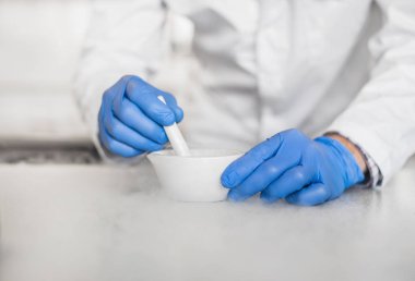 Kimyager sıvı azot ile bir deneme gerçekleştirir