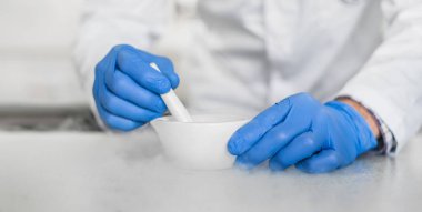 Kimyager sıvı azot ile bir deneme gerçekleştirir