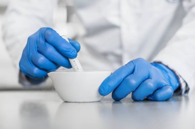 Kimyager sıvı azot ile bir deneme gerçekleştirir