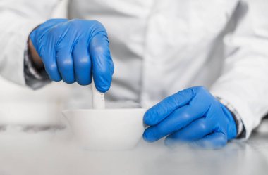 Kimyager sıvı azot ile bir deneme gerçekleştirir