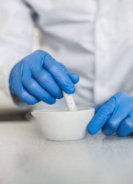 Kimyager sıvı azot ile bir deneme gerçekleştirir