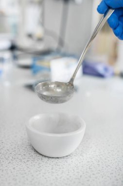 Laboratuvar teknisyeni sıvı nitroge bir deneme gerçekleştirir