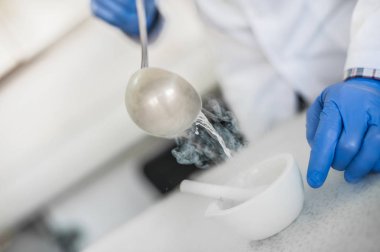 Laboratuvar teknisyeni sıvı nitroge bir deneme gerçekleştirir