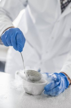 Laboratuvar teknisyeni sıvı nitroge bir deneme gerçekleştirir