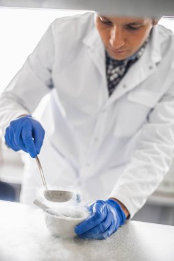 Laboratuvar teknisyeni sıvı nitroge bir deneme gerçekleştirir