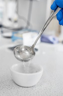 Laboratuvar teknisyeni sıvı nitroge bir deneme gerçekleştirir