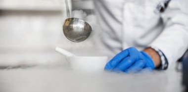 Laboratuvar teknisyeni sıvı nitroge bir deneme gerçekleştirir