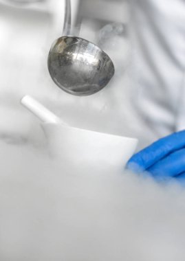 Laboratuvar teknisyeni sıvı nitroge bir deneme gerçekleştirir