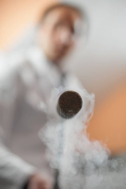 Sıvı azot teknisyen kriyojenik kapsayıcıyı doldurması