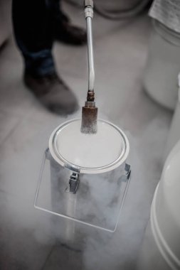 Sıvı azot teknisyen kriyojenik kapsayıcıyı doldurması