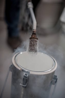 Sıvı azot teknisyen kriyojenik kapsayıcıyı doldurması