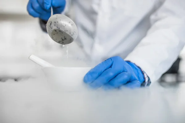 Tecnico di laboratorio esegue un esperimento con nitroge liquido — Foto Stock