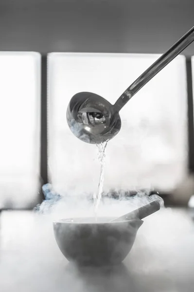 Лабораторный эксперимент с жидким азотом в растворе — стоковое фото