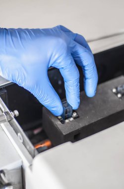 Laboratuvarda çalışan bilim adamı.