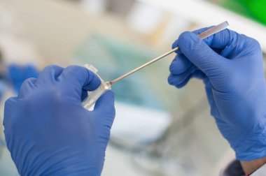 Laboratuvar teknisyeni kimya kaşıkla bir örnek almak