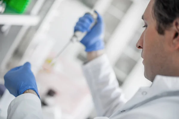 피 펫을 테스트 튜브를 작성 하는 실험실의 과학자 — 스톡 사진