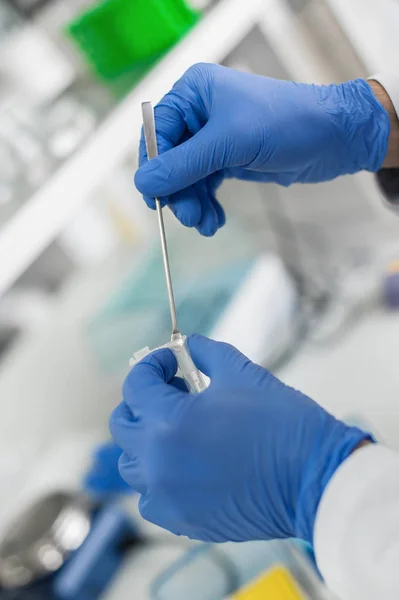 实验室技术员带样品化学勺子 — 图库照片