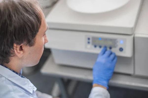 Tekniker använder centrifug maskinen — Stockfoto