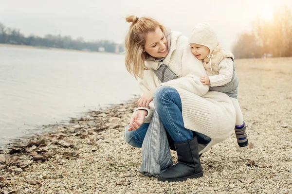 젊은 엄마가 아기 캐리어 스카프에 그녀의 어린 딸을 데 — 스톡 사진