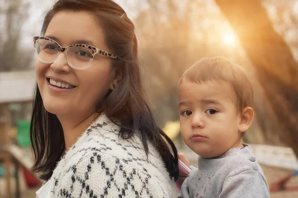 아기 캐리어 스카프에 그녀의 아기와 함께 젊은 어머니 — 스톡 사진