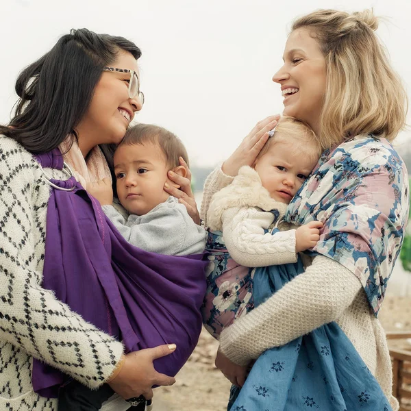 Två mödrar med spädbarn i bärselar warp — Stockfoto