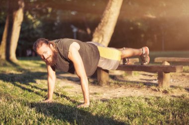 Açık havada eğitim. Şınav yakışıklı spor adamı.