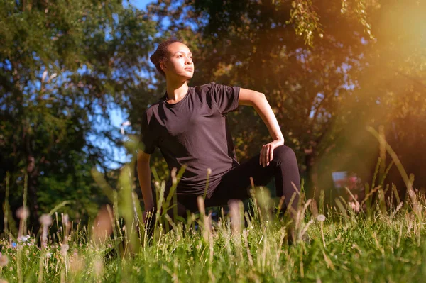 Ejercicio de mujer al aire libre en el parque —  Fotos de Stock