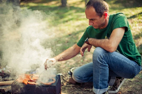 Man die barbecue in het park — Stockfoto