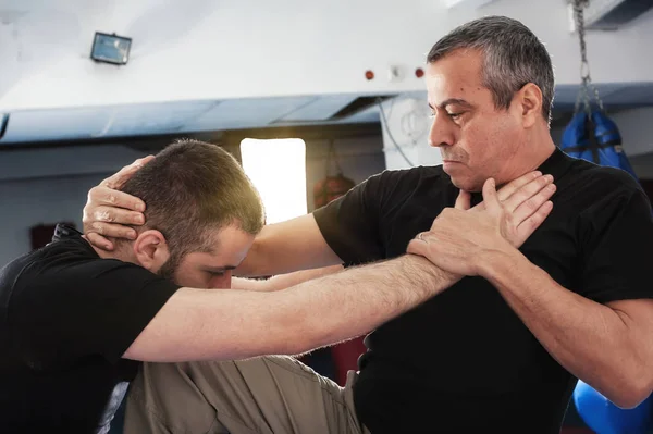 Street fighting self defense technique against holds and grabs — Stock Photo, Image