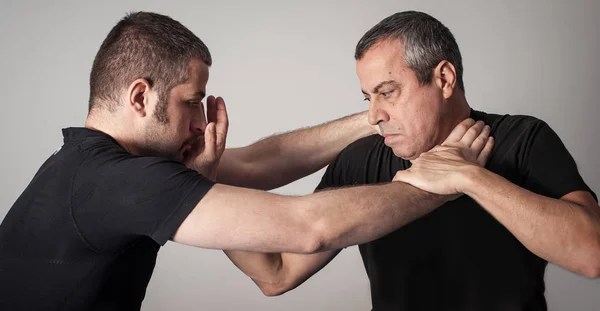 Street Fighting Selbstverteidigungstechnik gegen Griffe und Griffe — Stockfoto