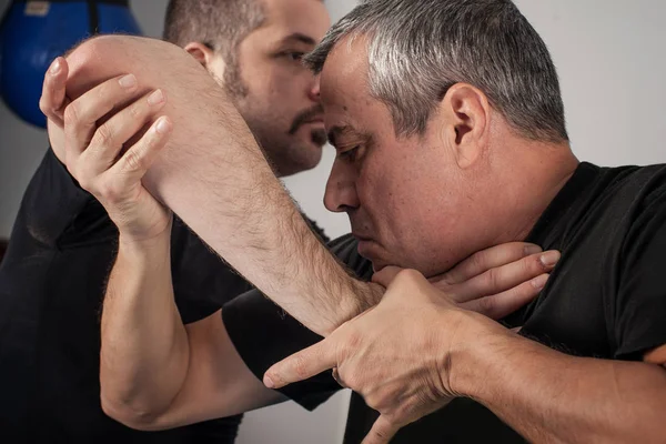 Kendini dövüş street tekniği tutar ve kapmak karşı savunma