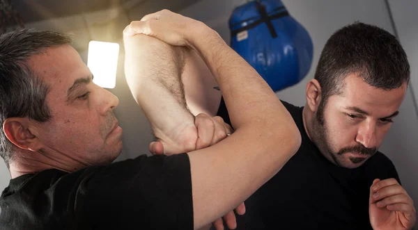 Straatgevechten self defense techniek tegen bezit en grijpers — Stockfoto