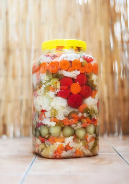 Salada de picles de inverno vegetal mista — Fotografia de Stock