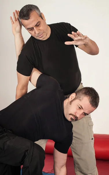 Instrutor Kapap demonstra técnicas de bloqueio de braço em pé — Fotografia de Stock