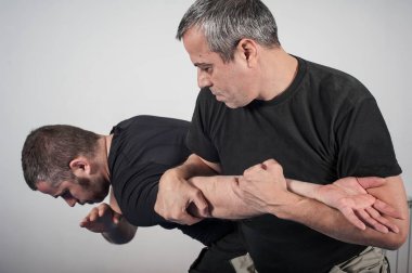 Kapap eğitmen kol bar teknikleri gösterir