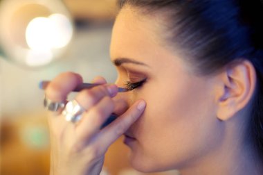 Yapay kirpik modelinde koymak makyaj sanatçısı