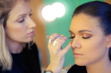 Yapay kirpik modelinde koymak makyaj sanatçısı