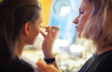 Yapay kirpik modelinde koymak makyaj sanatçısı