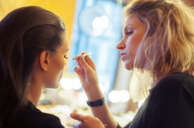 Yapay kirpik modelinde koymak makyaj sanatçısı