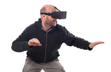 Openmouthed ve heyecanlı adam sanal gerçeklik devic ile oyun oynamak