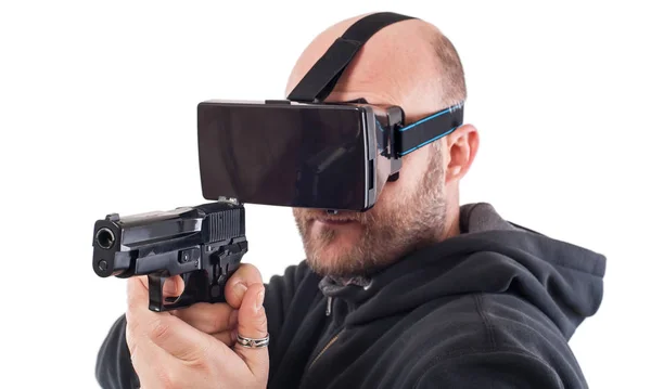 Homem jogar jogo de tiro VR com arma de realidade virtual e óculos vr — Fotografia de Stock