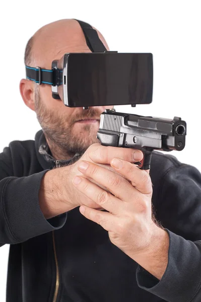 Hombre jugar juego de disparos VR con pistola de realidad virtual y gafas vr —  Fotos de Stock