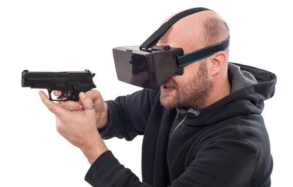 Man spela Vr shooter spel med virtual reality pistol och vr-glasögon — Stockfoto