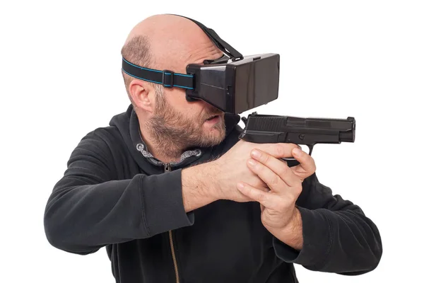 Homem jogar jogo de tiro VR com arma de realidade virtual e óculos vr — Fotografia de Stock