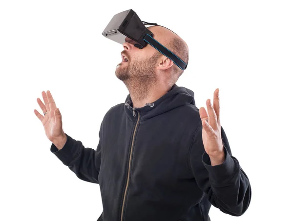 Hombre abierto y emocionado jugar juego con la realidad virtual devic —  Fotos de Stock