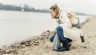 Genç anne bebek taşıyıcı eşarp küçük kızı olan