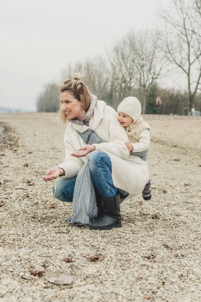 Giovane madre avendo la sua piccola figlia in sciarpa baby carrier — Foto Stock