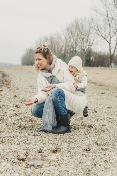 Genç anne bebek taşıyıcı eşarp küçük kızı olan — Stok fotoğraf