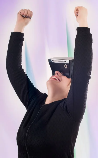 Mujer jugar juego con máscara de dispositivo de realidad virtual —  Fotos de Stock