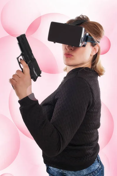 Frau spielen VR-Shooter-Spiel mit Virtual-Reality-Pistole und VR-Glas — Stockfoto